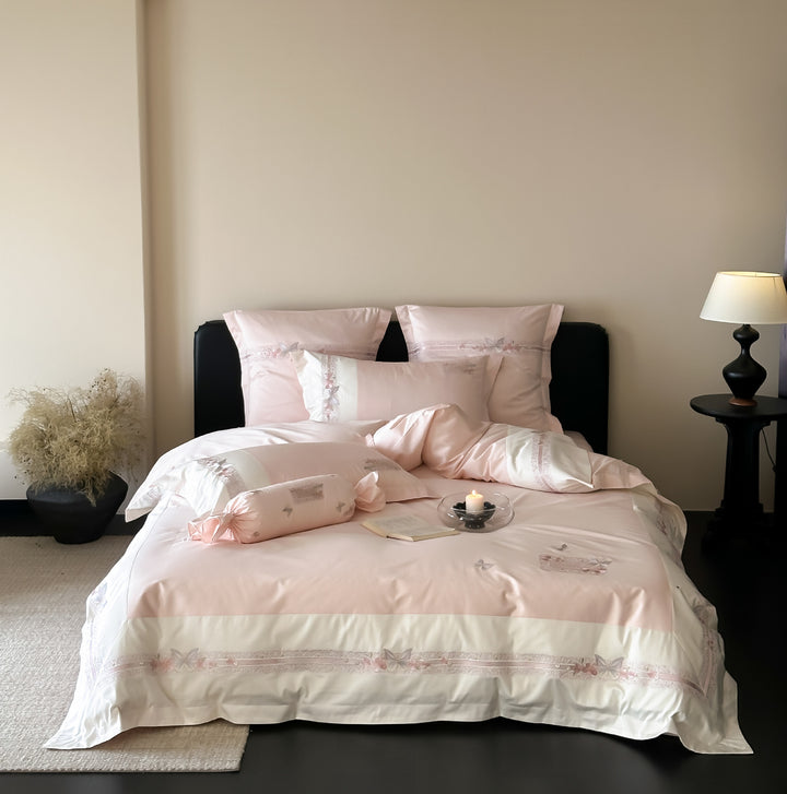 Luxuriöses Baumwollsatin‑Bettwäscheset mit applizierten Blumen und Zierrollsaum