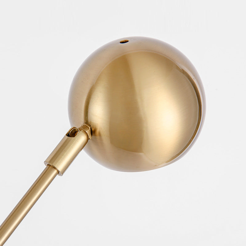 Minimalistische verstellbare Stehlampe mit goldener Oberflächenbehandlung