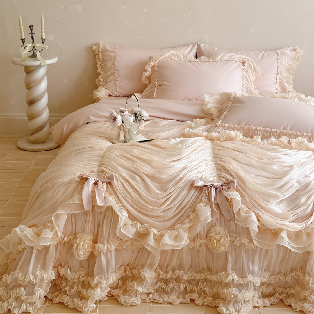 Romantische Bettwäschegarnitur mit gerafftem Chiffon-Volant und Zierkissen