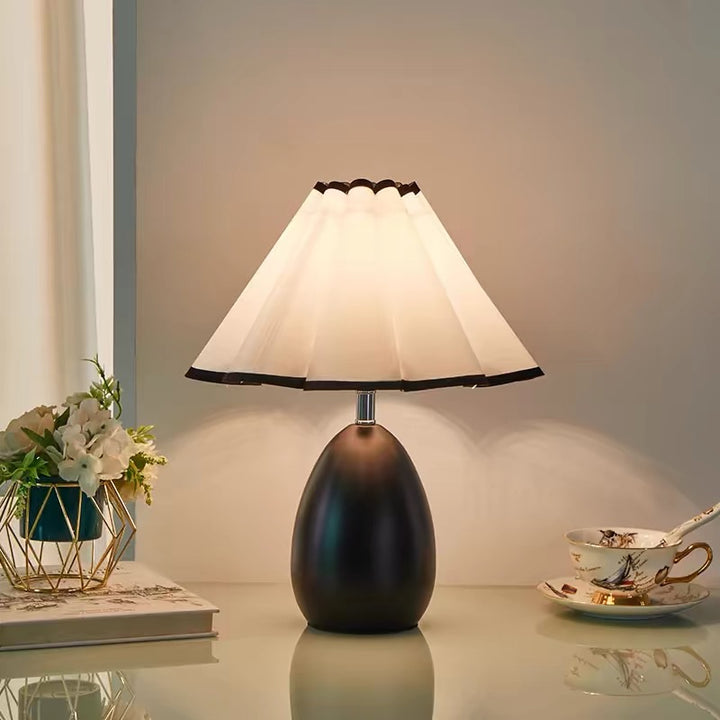 Elegante Tischlampe mit plissiertem Schirm