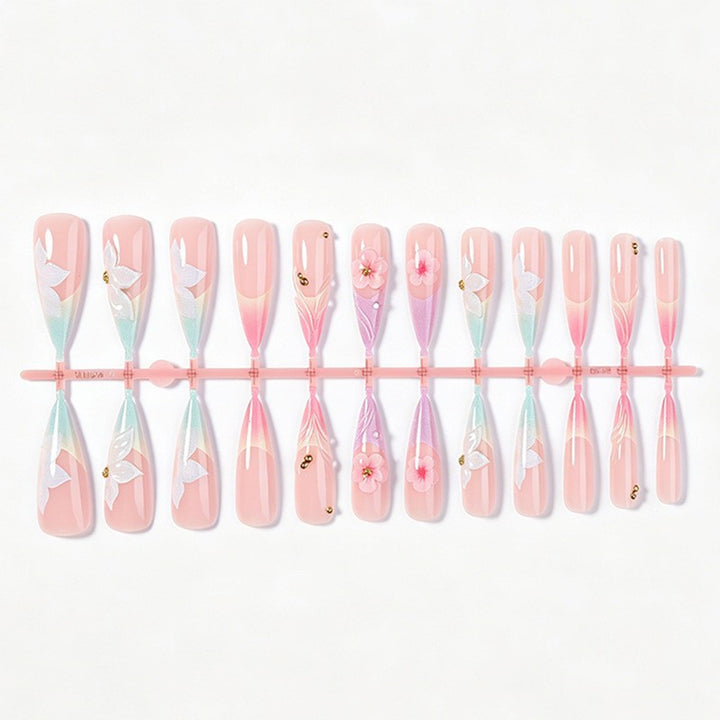 Kunstnagelset mit eleganten Blüten- und zarten Farbverläufen Karnz
