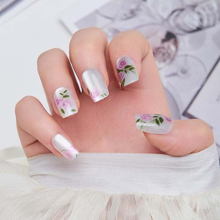 Kunstvolle Nagelverlängerungen mit floralen Akzenten Karnz