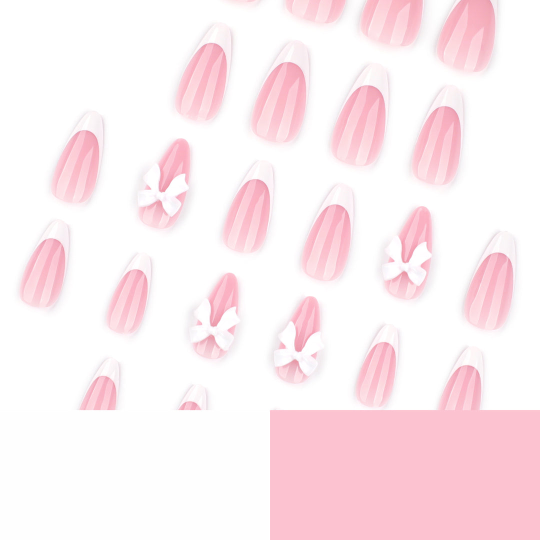Kunstvolle Nageldesigns mit eleganten Spitzen und zarten Bogenmotiven Karnz