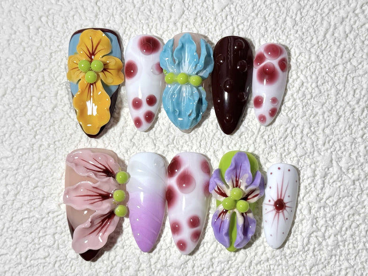 Künstlerisches Press-On-Nagel-Set mit floralen und grünen Akzenten