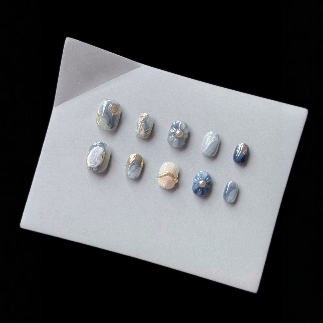 Künstlerisches Press-On Nagelkunst Set mit einzigartigen floralen und marmorierten Akzenten