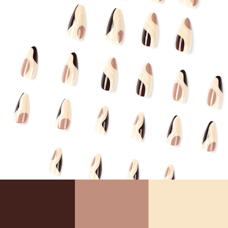 Künstliche Nagelverlängerungen im eleganten Wellen-Design Karnz