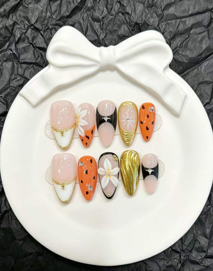 Dekoratives Press-On Nagelkunst-Set mit floralen und verspielten Designs