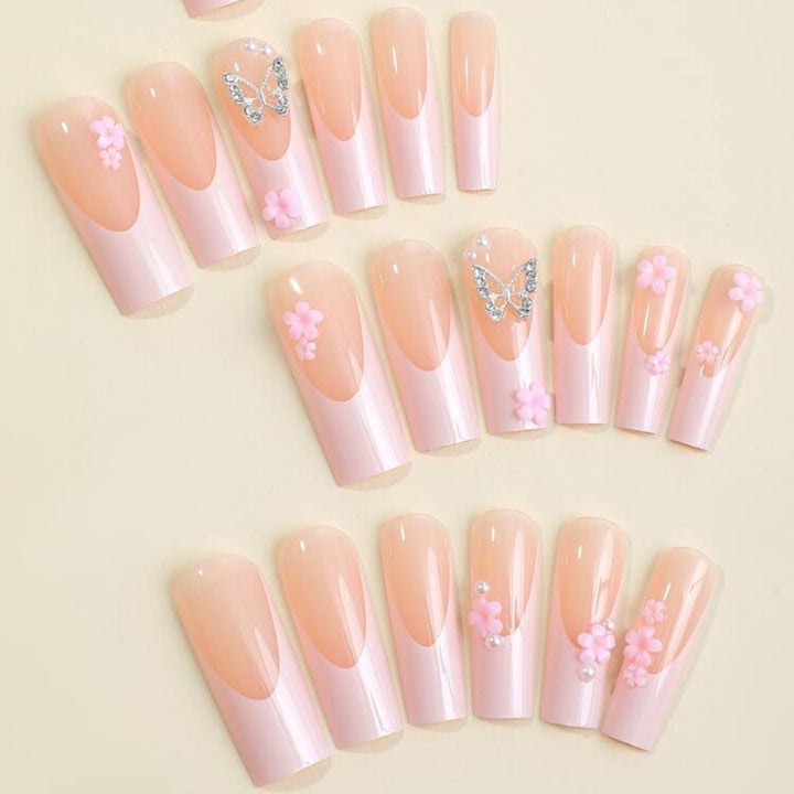 Kunstnagelset mit romantischen Schmetterlings- und Blütenverzierungen Karnz