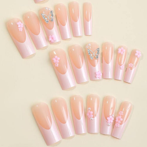 Kunstnagelset mit romantischen Schmetterlings- und Blütenverzierungen Karnz