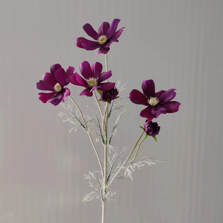 Lebensechte Cosmos-Blume Stiel