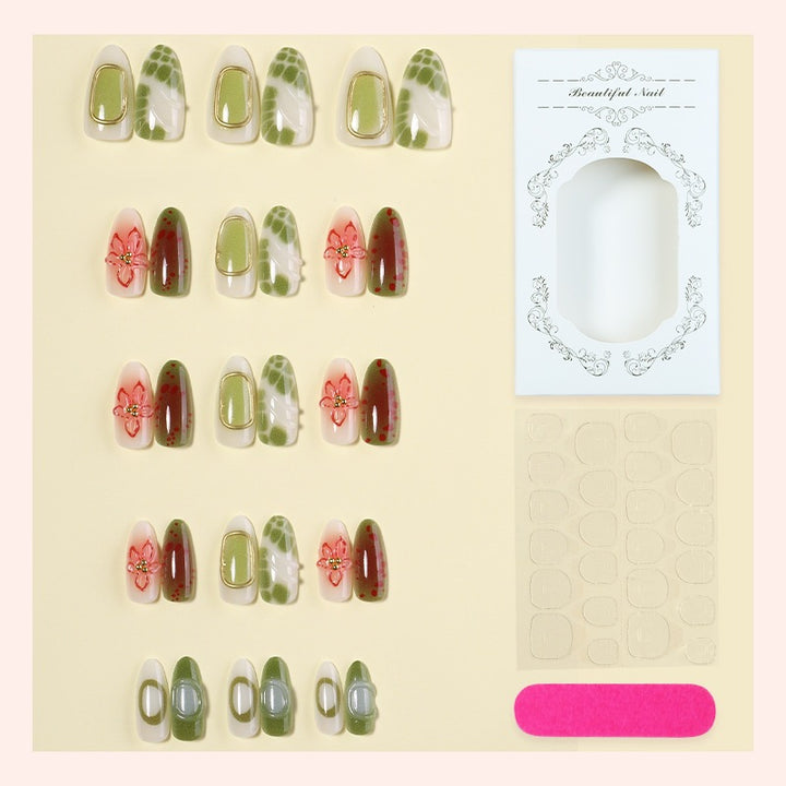 Kunstnagelset mit eleganten floralen Designs und farblichen Akzenten Karnz