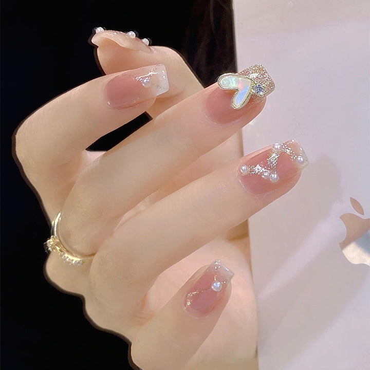 Kunstnagelset mit eleganten Perlen- und Glitzerakzenten Karnz