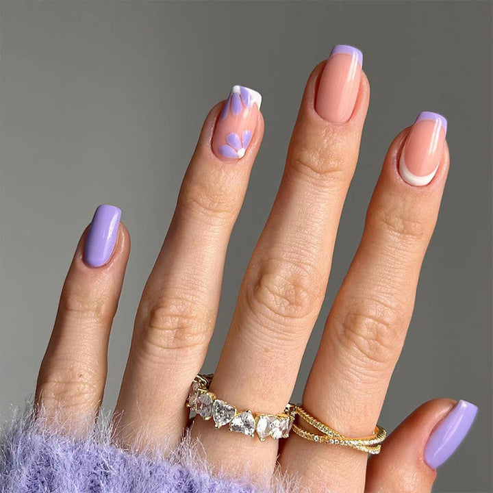 Kunstvolle und elegante Nagelkunst mit floralen und geometrischen Designs Karnz