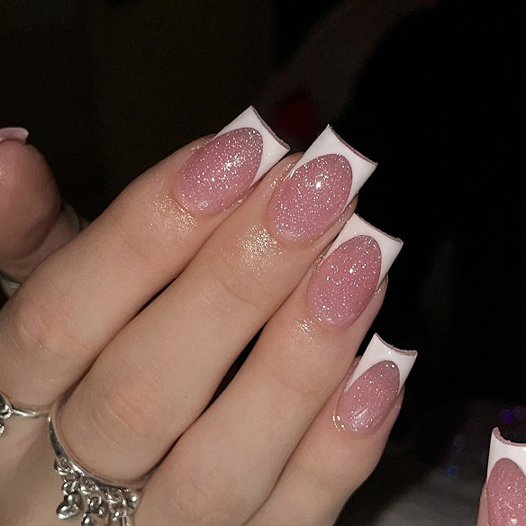 Kunstvolle Nagelverzierungen mit Glitzer und French-Tip Karnz