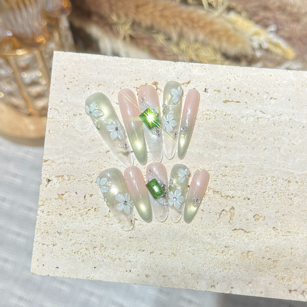 Florales Edelstein Stiletto Nagelset Karnz