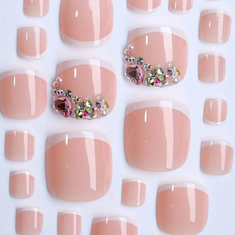 Kunstnagelset mit eleganter französischer Spitze und glamourösen Kristallverzierungen Karnz