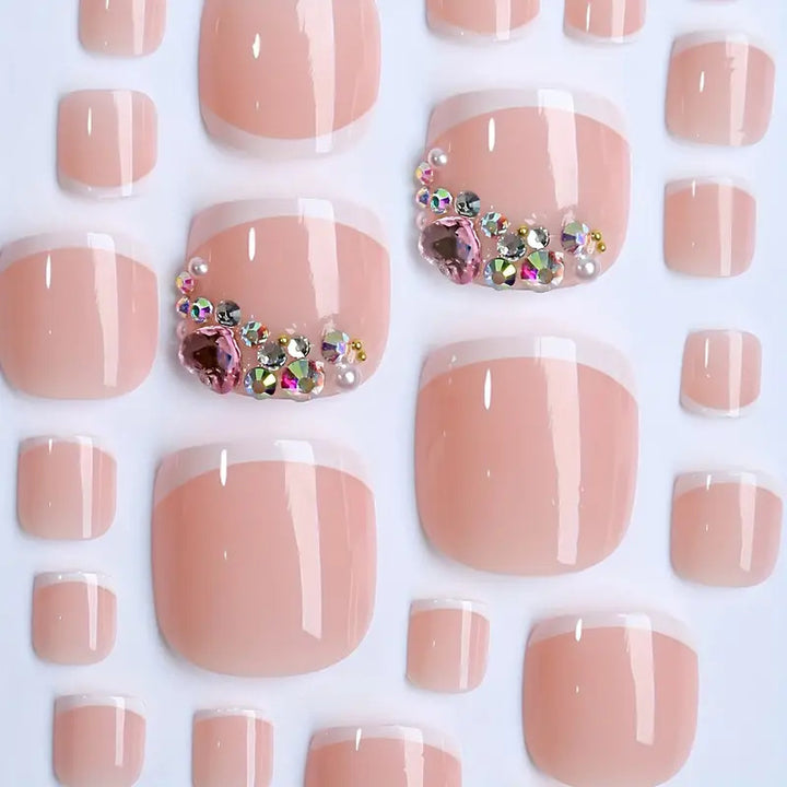 Kunstnagelset mit eleganter französischer Spitze und glamourösen Kristallverzierungen Karnz