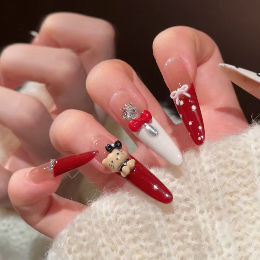 Künstlerisches Press-On-Nagelset mit Feiertagsdesigns Karnz