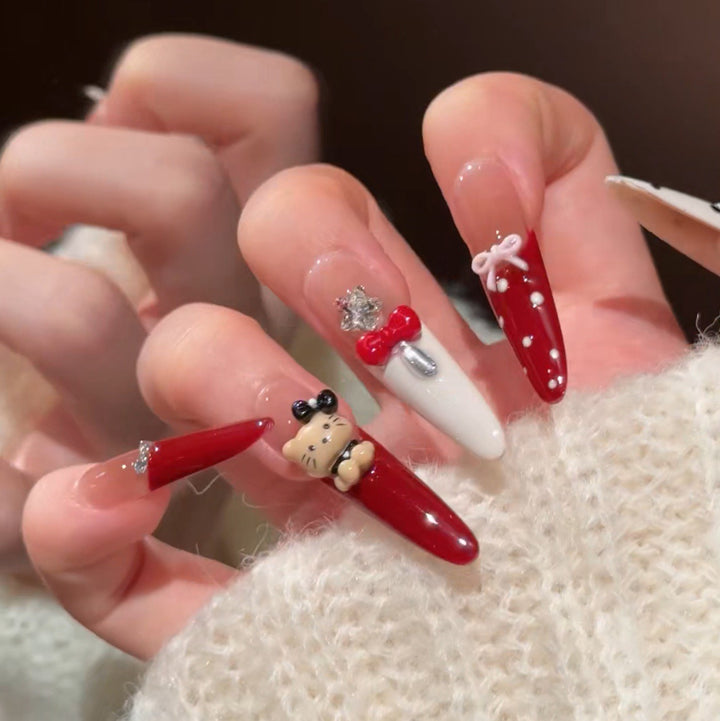 Künstlerisches Press-On-Nagelset mit Feiertagsdesigns Karnz
