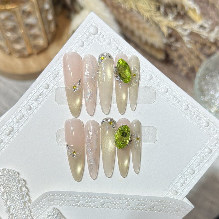 Chic dekorative Stiletto Press-On Nägel mit Edelsteinakzenten Karnz