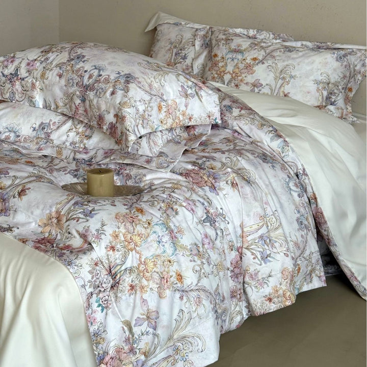 Feine Baumwollsatin-Bettwäschegarnitur mit Aquarell‑Blütenornamentik und Hotelverschluss