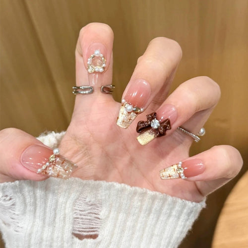 Kunstnagelset mit eleganten Applikationen Karnz