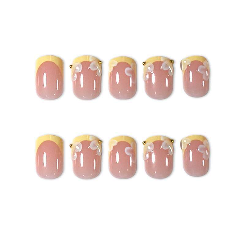 Dekoratives Press-On Nagelkunstset mit floralen Akzenten Karnz