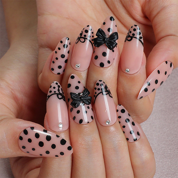 Künstlerisches Press-on-Nagelset mit Punkten und Schleifendekoren Karnz