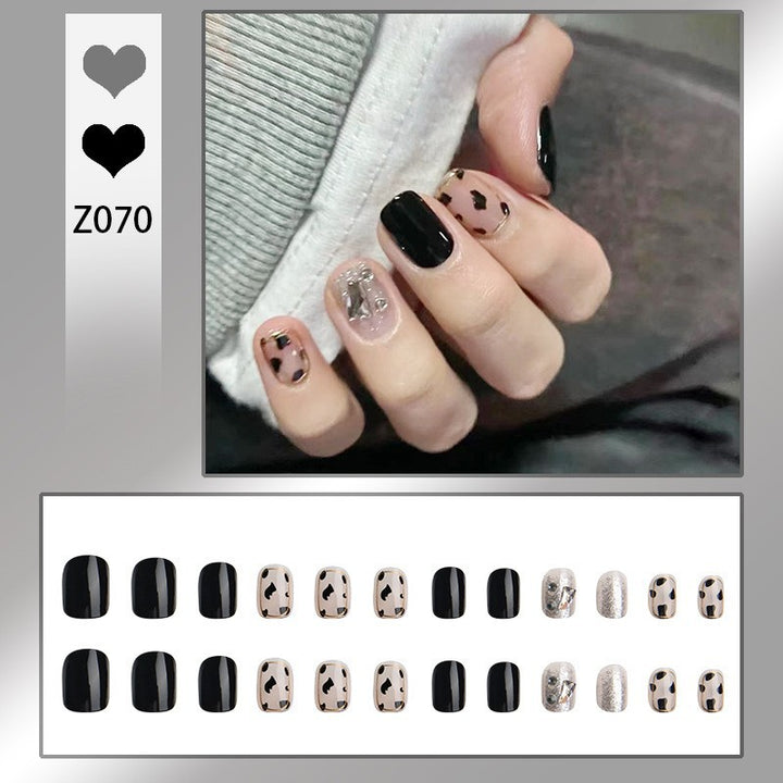 Kunstnagelset mit eleganten Glitzerverzierungen und schimmernden Akzenten Karnz
