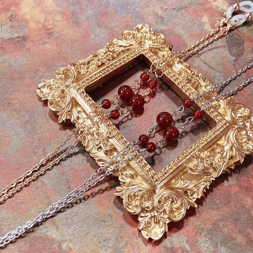 Elegante Schmuckhalterkette mit Roten Akzenten Karnz