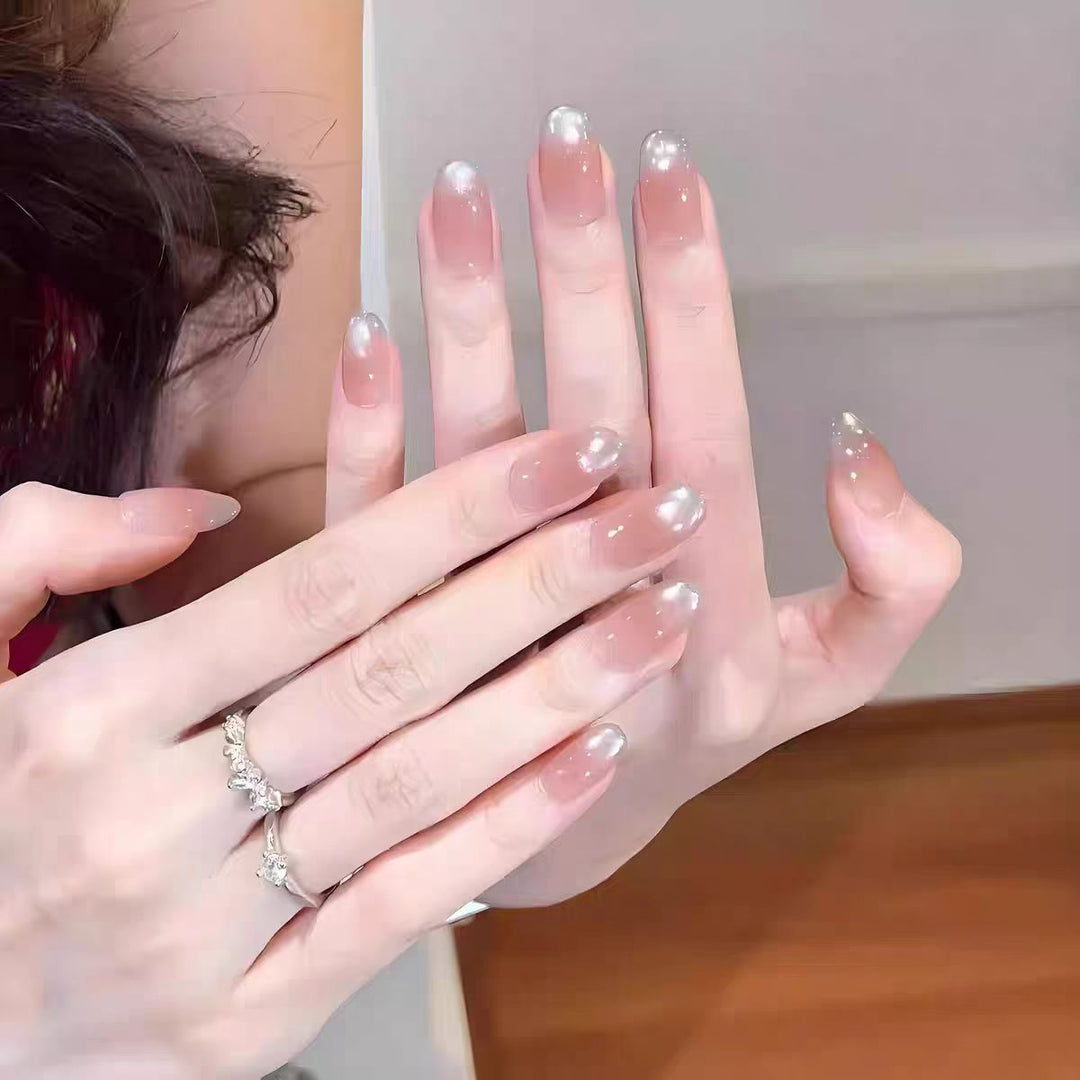 Kunstnägel In Elegantem Ombre-Design Karnz