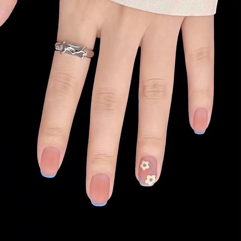 Kreatives Nageldesign mit floralen Akzenten Karnz