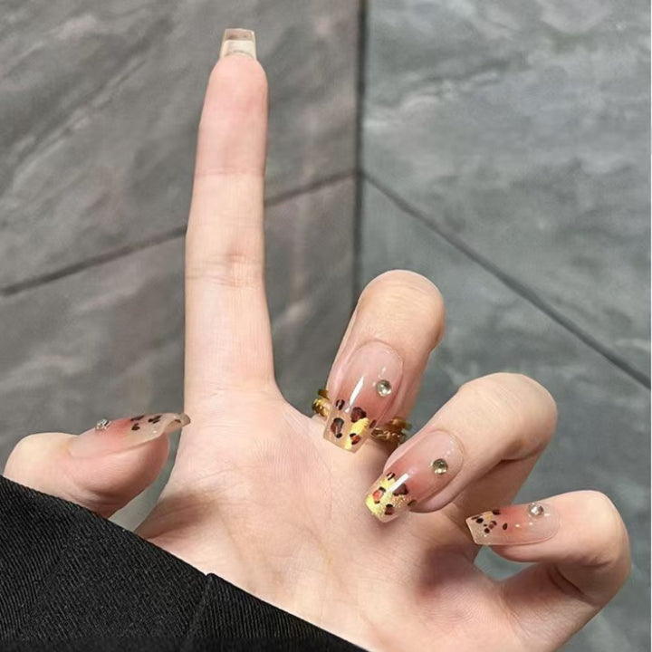 Kunstnägel mit Eleganten Leo-Muster und Glitzerakzenten Karnz