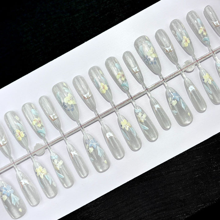 Glänzende elegante florale Press-On Nagelkollektion