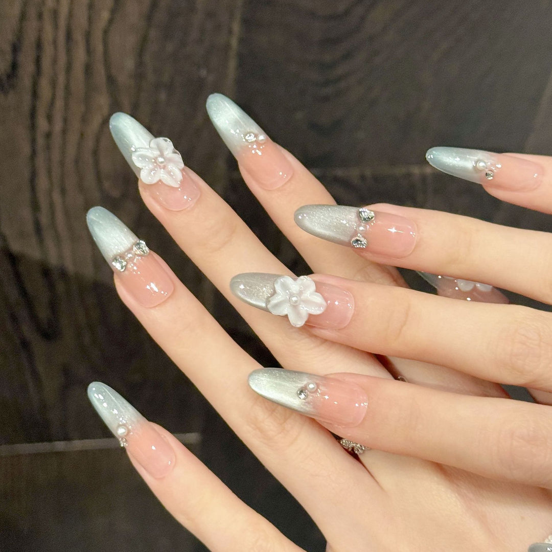 Dekoratives Nail Art Press-On Set mit floralen und Juwelenakzenten