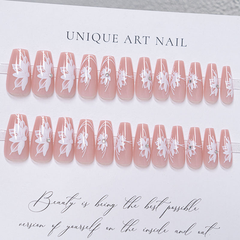 Elegante florale Press-On Nagelkunst