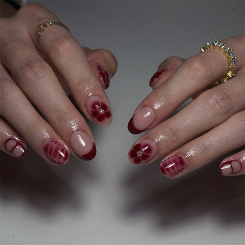 Elegante Kunstnagelgestaltung mit floralem Design Karnz