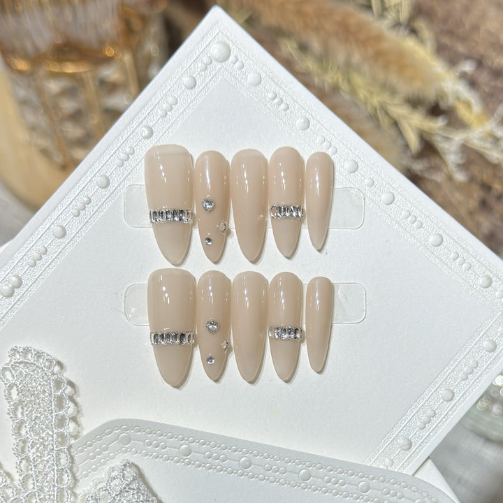 Elegantes Stiletto Press-On Nagelset mit Diamantakzenten Karnz