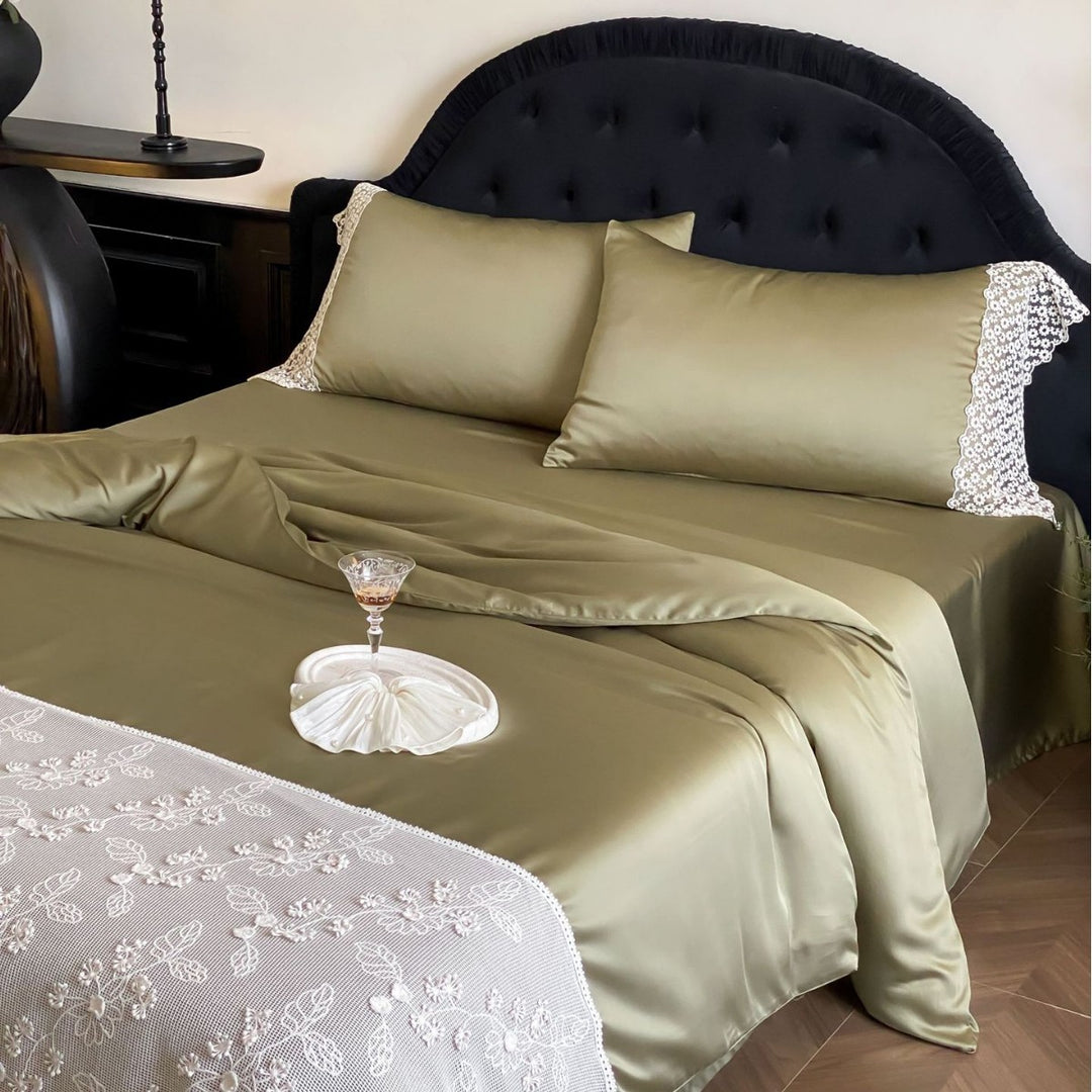 Seidiges Satin-Bettwäsche-Set mit Spitzen‑Kissenbezug und bestickter Tagesdecke