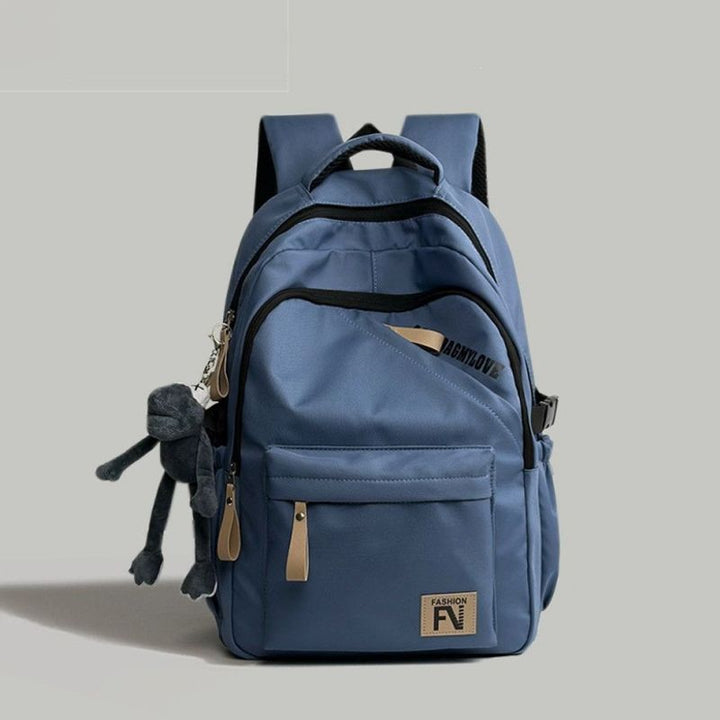Vielseitiger urbaner Rucksack mit süßem Schlüsselanhänger Karnz