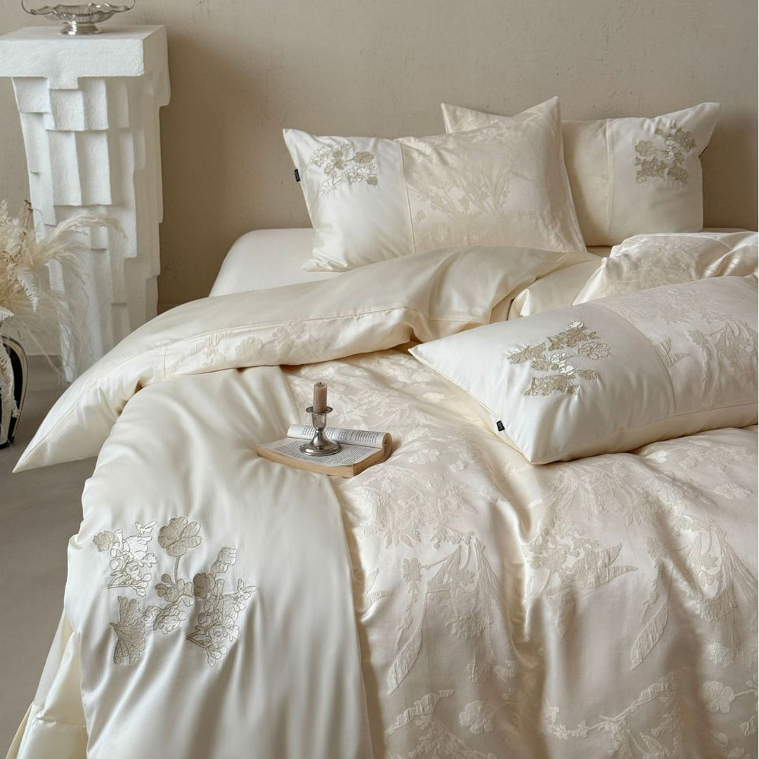 Seidige Satin-Bettwäschegarnitur mit Jacquard-Relief, floraler Stickerei und Volant