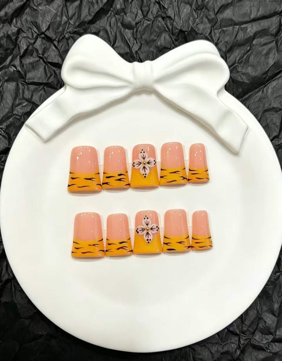 Dekoratives Press-On Nail Art Set mit floralen und Insektenakzenten