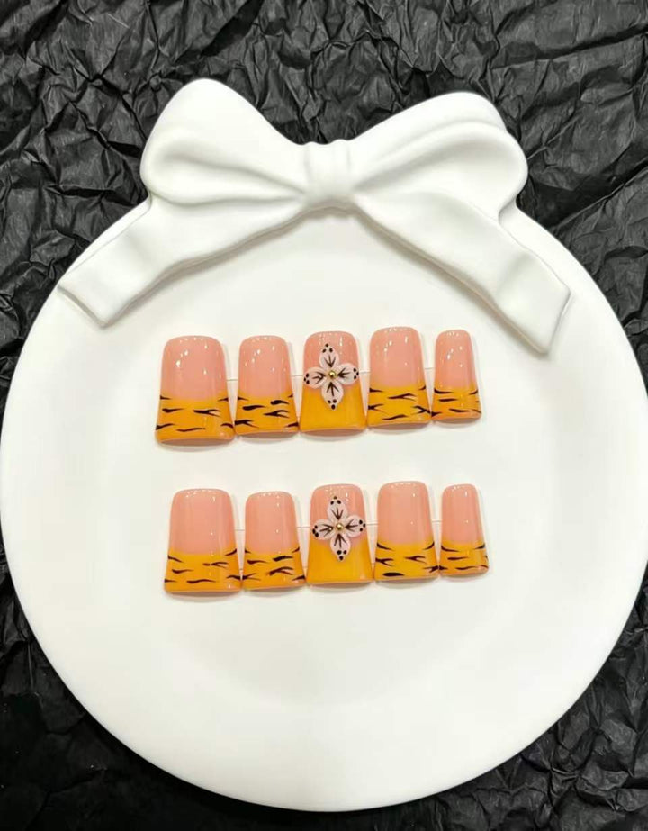 Dekoratives Press-On Nail Art Set mit floralen und Insektenakzenten
