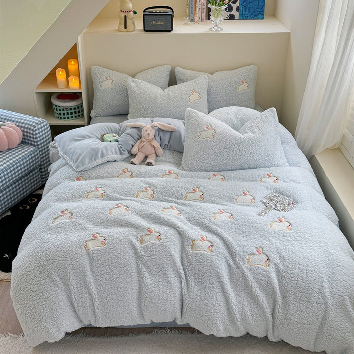Plüsch-Steppbett-Garnitur mit Kaninchen-Stickerei und Sherpa-Oberfläche