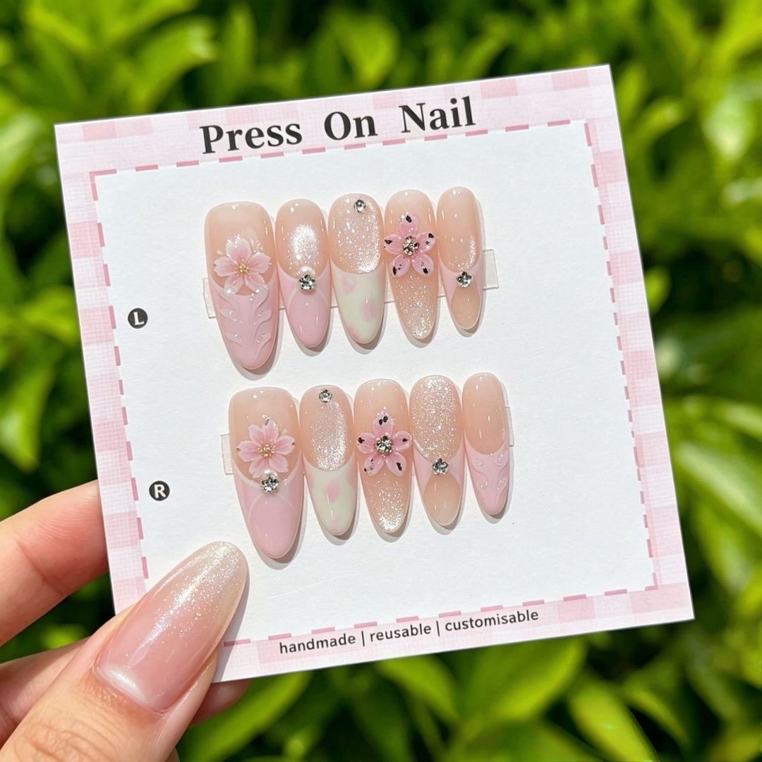 Wiederverwendbares Press-On Nagelkunstset mit floralen Akzenten