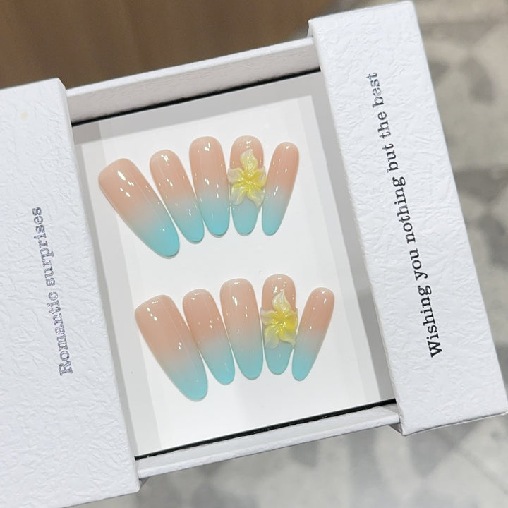 Kunstnägel mit Zauberhaftem Ombre-Effekt und Floralen Akzenten Karnz