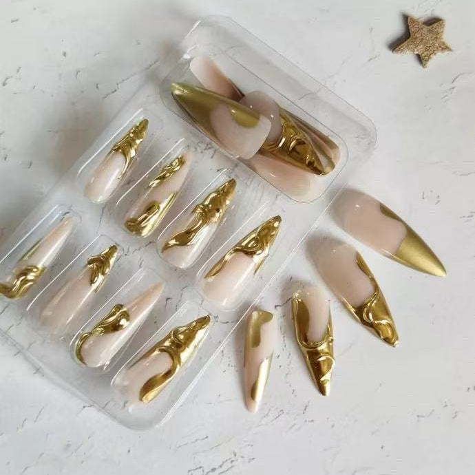 Kunstnägel mit goldenen, geschwungenen Akzenten Karnz