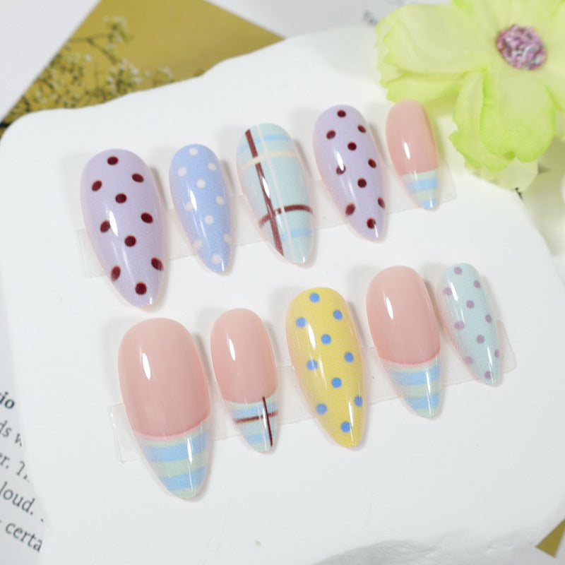 Kunstnagelset mit bunten Mustern Karnz