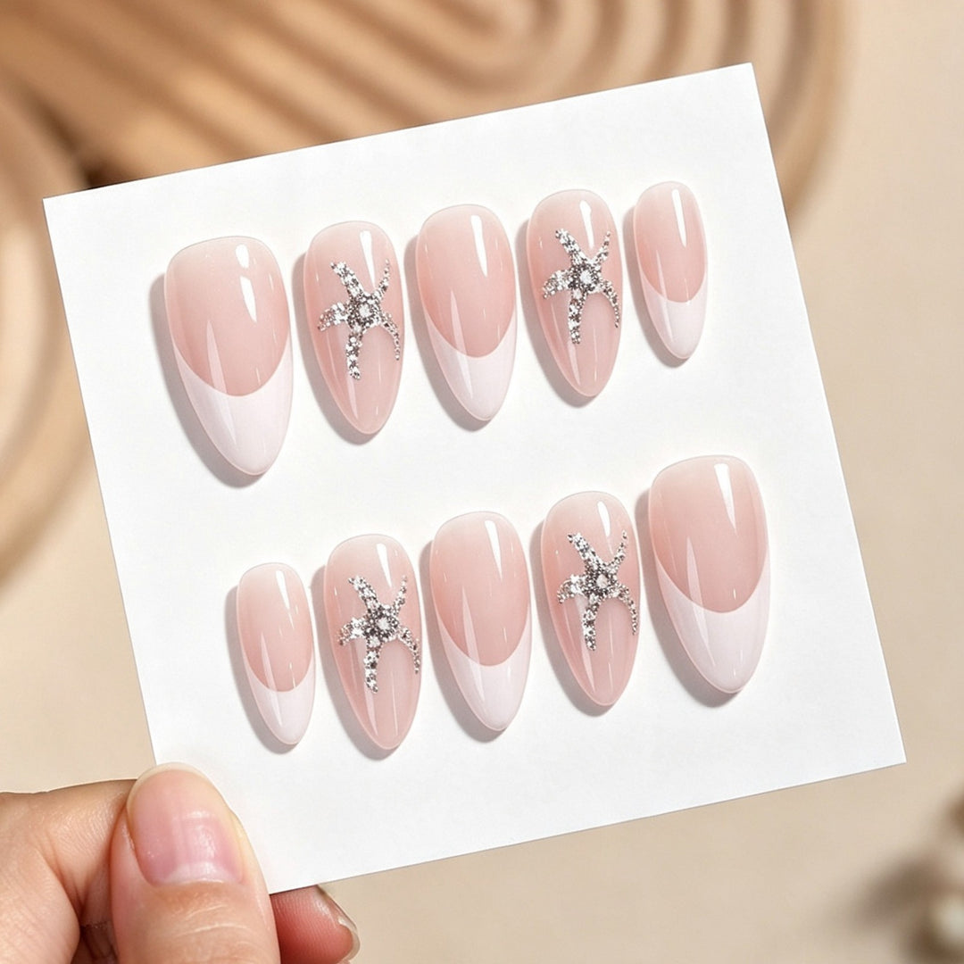 Kunstnagelset mit elegantem französischen Design und funkelnden Akzenten Karnz