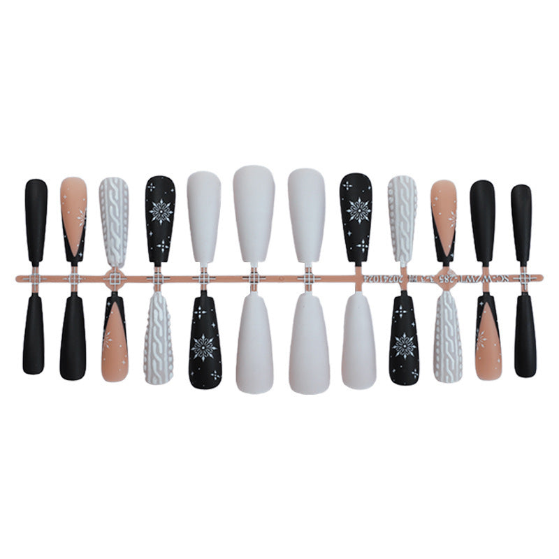 Kunstnagelset mit stilvollem geometrischem Design Karnz